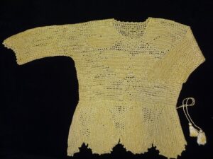 Yellow knitted sweater with scalloped bottom in yellow art silk (rayon)