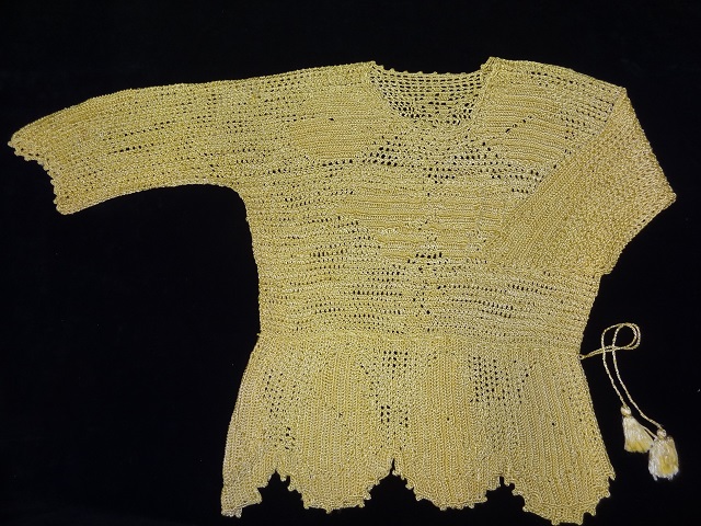 Yellow knitted sweater with scalloped bottom in yellow art silk (rayon)