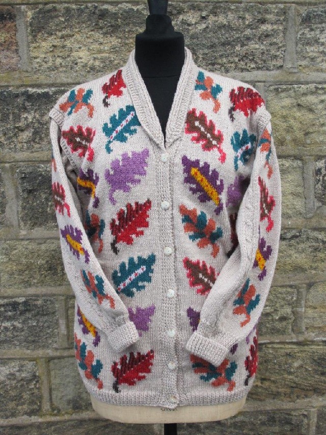Long sleeve knitted cardigan with intarsia oak leaves design