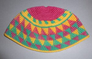 Knit hat with triangle motifs in green, red and yellow