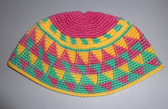 Knit hat with triangle motifs in green, red and yellow