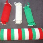 Machine-knitted Christmas crackers