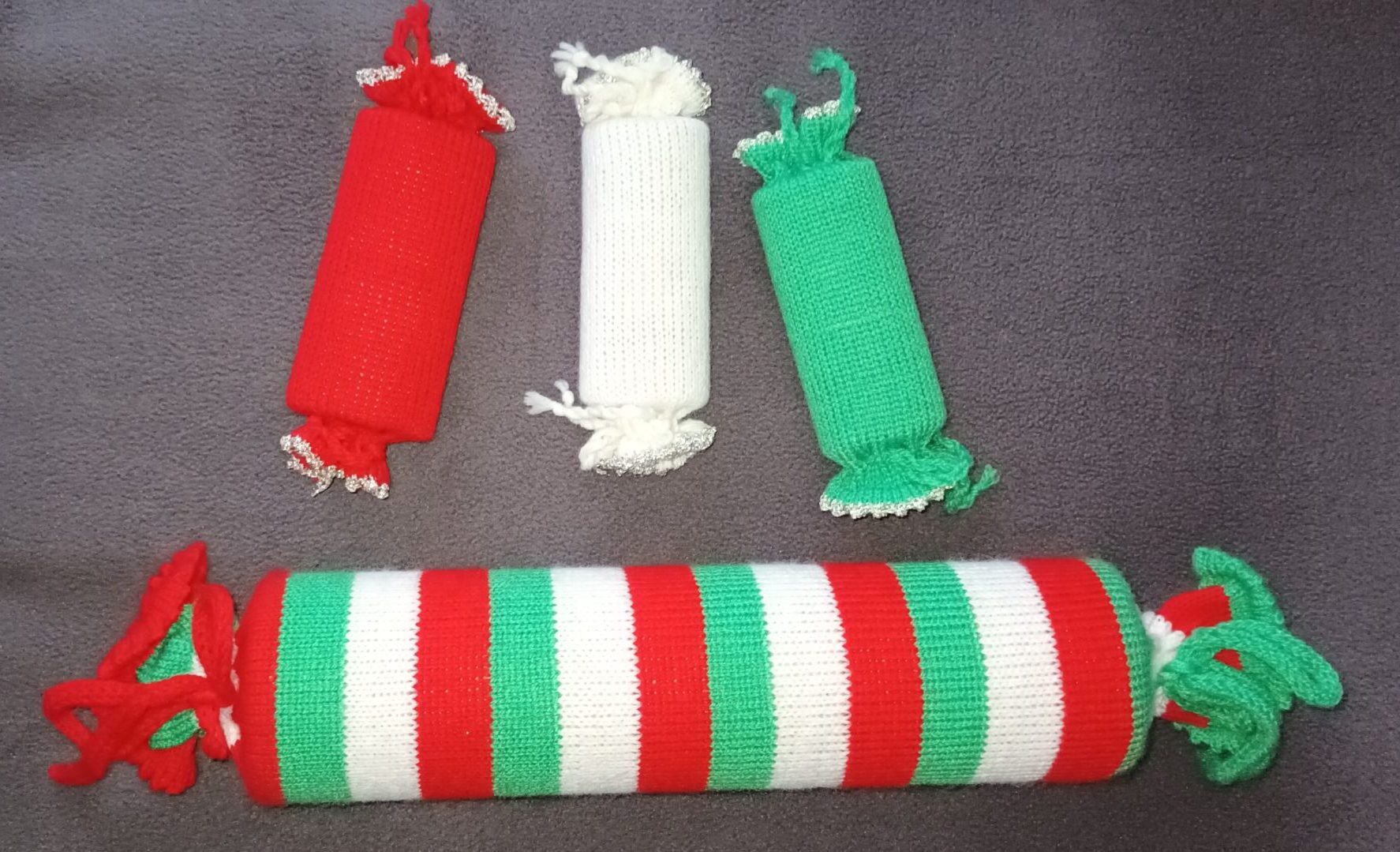 Machine-knitted Christmas crackers