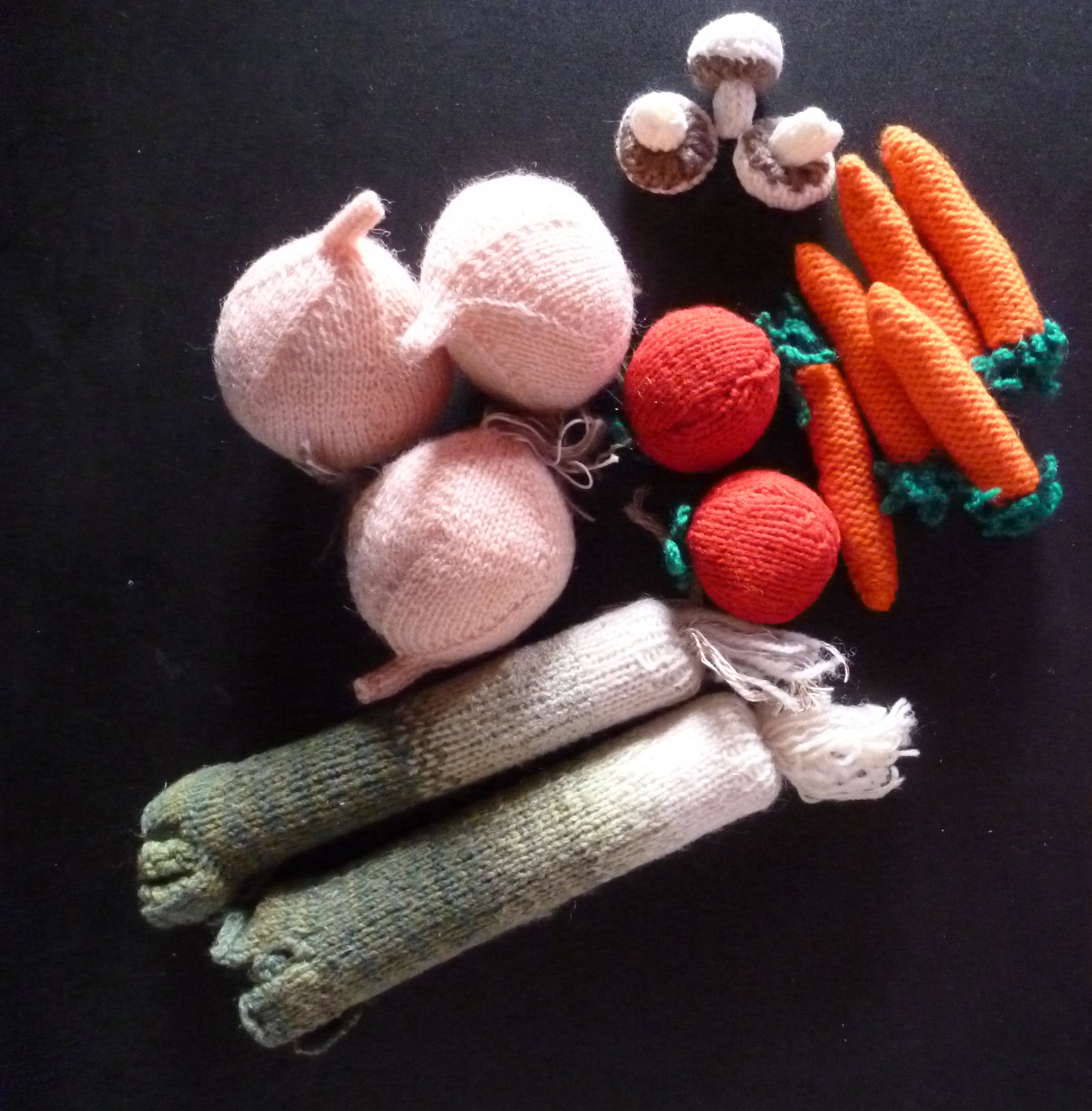 Knitted leeks, onions, carrots, tomatoes and mushrooms.