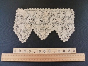 Irish Crochet cuff (Item 2013.000.0020 in the Knitting & Crochet Guild Collection