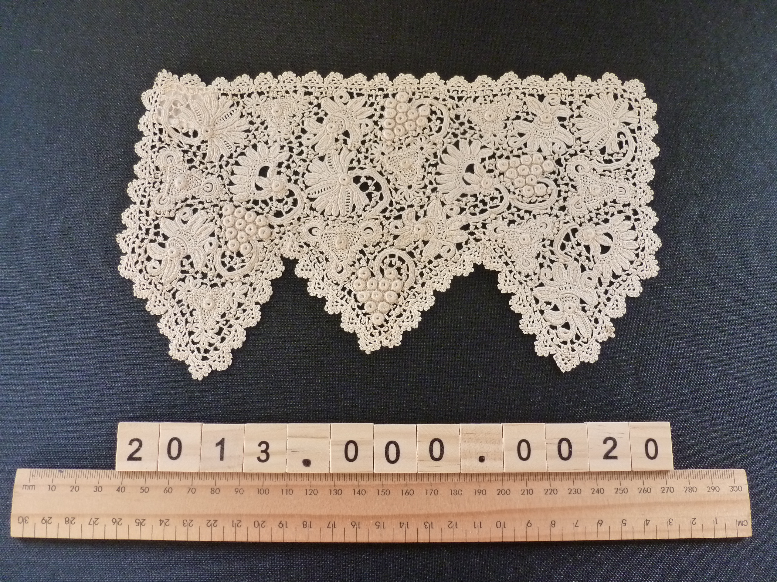 Irish Crochet cuff (Item 2013.000.0020 in the Knitting & Crochet Guild Collection